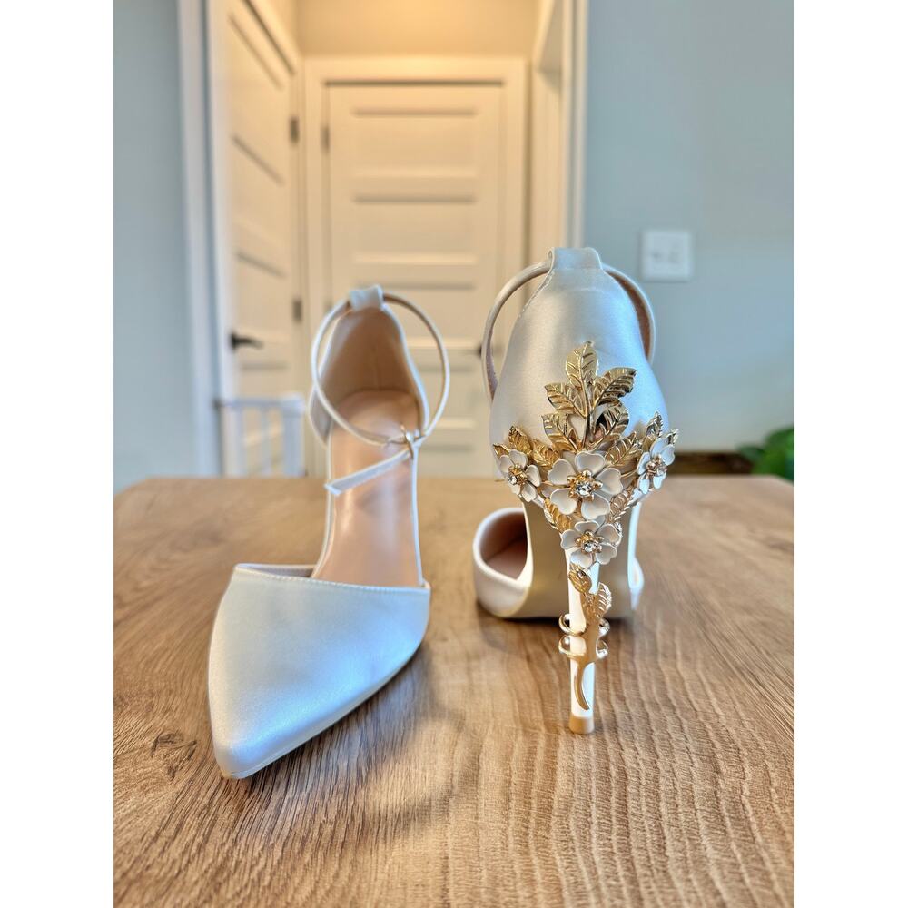 Wedding Flower Point Toe Stiletto Heeled Pumps, White Size 6.5